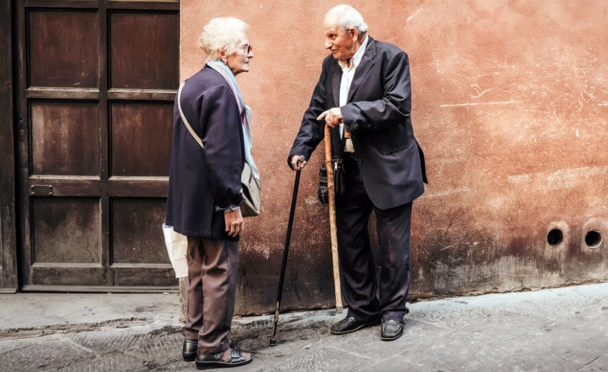 Äldre personer hälsar 73663 pixabay