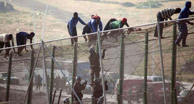 migranter stormar gräns mellan marocko och spanigen