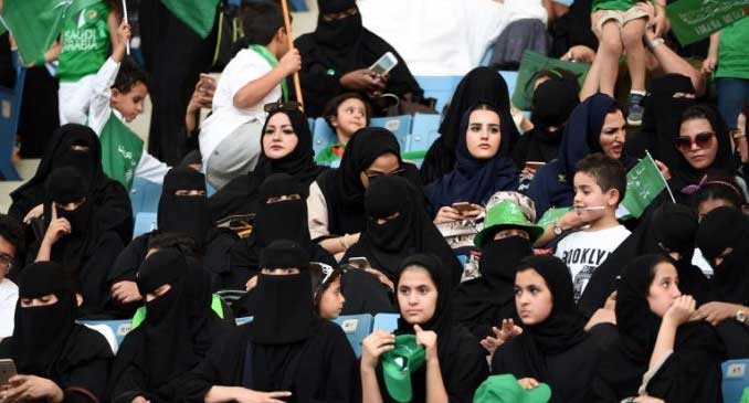 saudiska-kvinnor-ser-fotboll