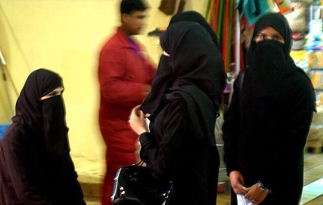 640px-Muslim_women_in_Kuwait_City