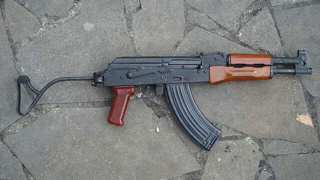 640px-DCB_Shooting_Romanian_short_AK_rifle (1)