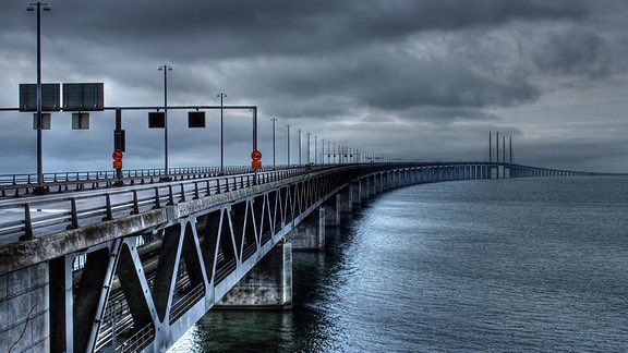 the-oresund-bridge-753625_640-2