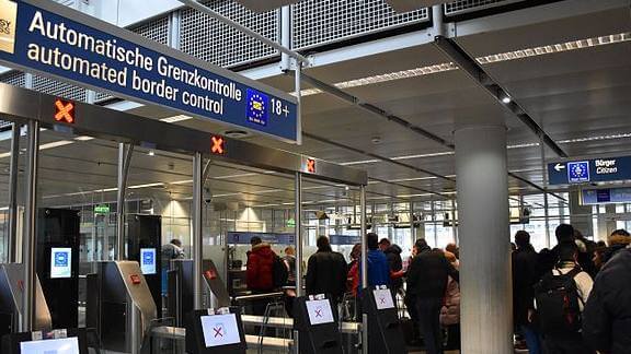 Munich_Airport_T1_L4_passport_controls (1)