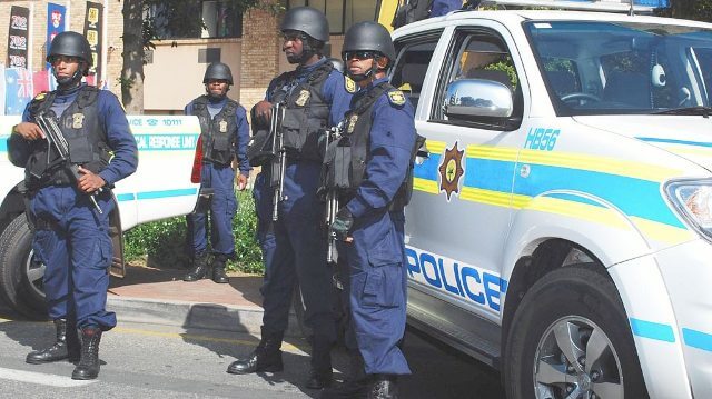 1024px-South_african_police_may_2010 (1)
