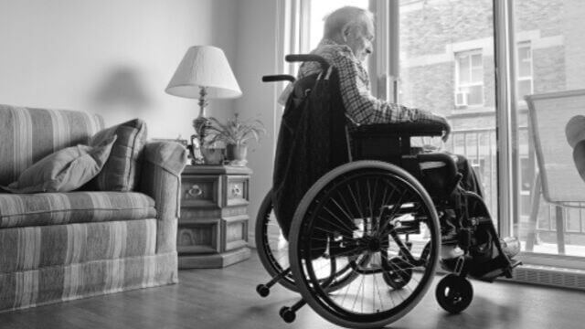 Rullstol äldre pensionär äldreboende äldreomsorg vård