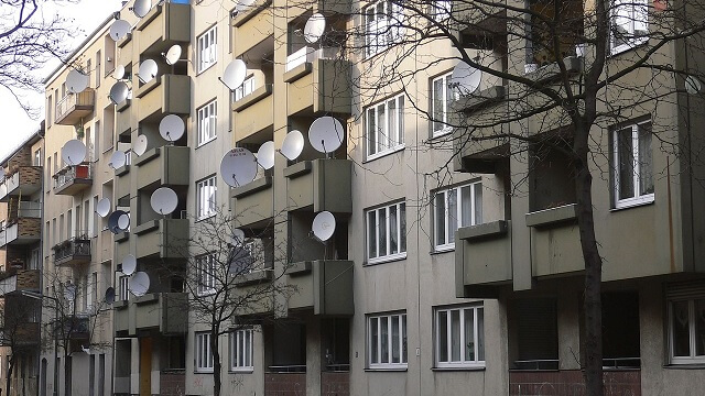parabolantenn balkong fasad hus byggnad berlin tyskland