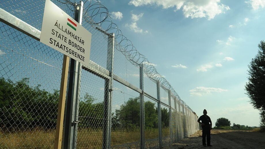 Hungarian-Serbian_border_barrier_1 (1)