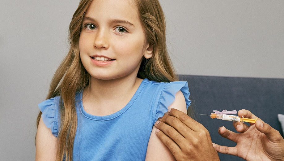 vaccinering barn flicka spruta