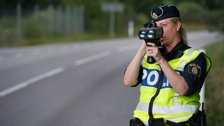 Polisen Storsatsar: Tar Fast Bilister Som Kör 6-9 Km/tim För Fort » Samnytt