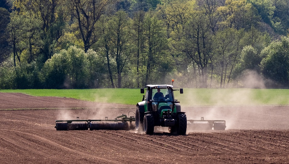 traktor jordbruk skörd bonde bondgård åker