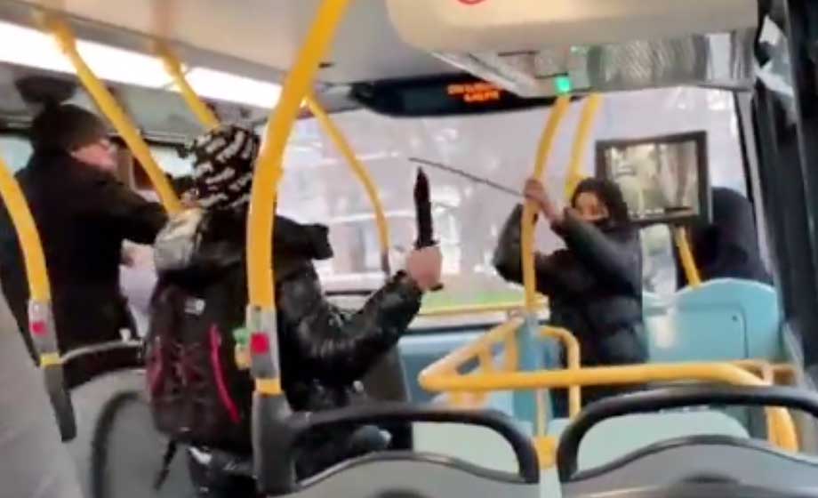 VIDEO: Slåss på buss med machete och svärd