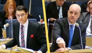 Artikelbild för artikeln VIDEO: Här varnar Åkesson för rysk upprustning – hånas av Reinfeldt