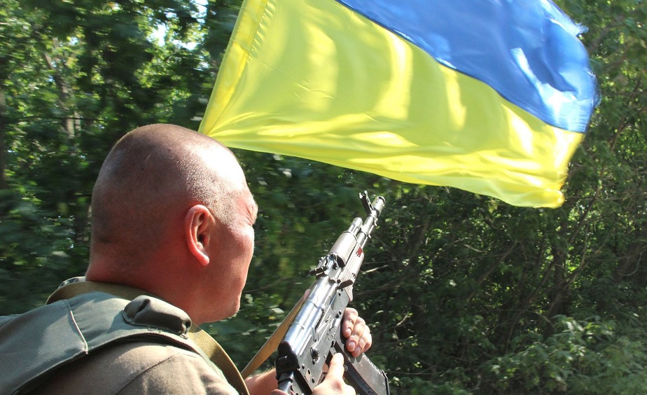 soldat ukraina flagga