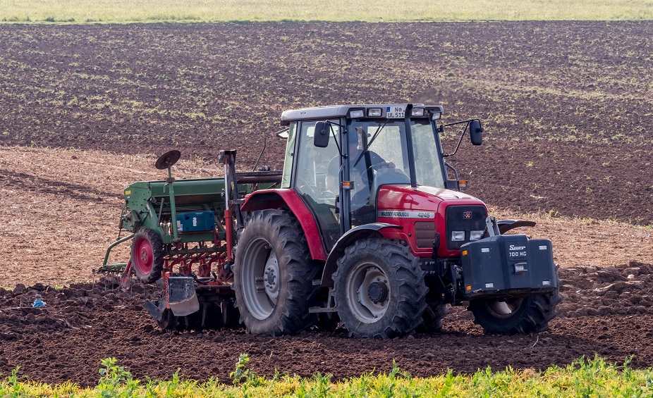 traktor åker bonde