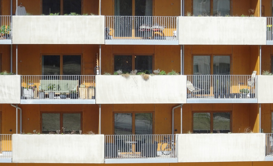 hus balkong bostad fasad lägenhet