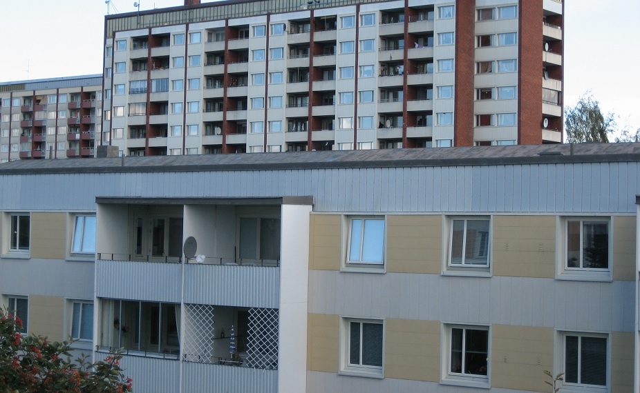 årby eskilstuna hus bostad lägenhet balkong fasad