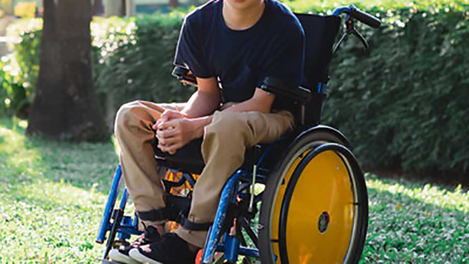 handikappad-pojke-i-rullstol-bild-Adobe-Stock
