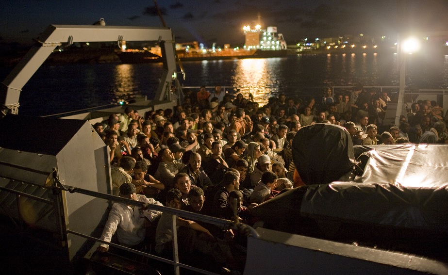 migranter båt medelhavet italien