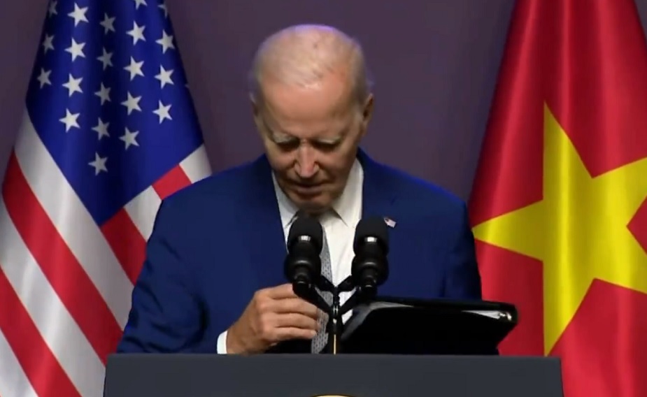 VIDEO: Här börjar Biden mumla och stoppas av medarbetare