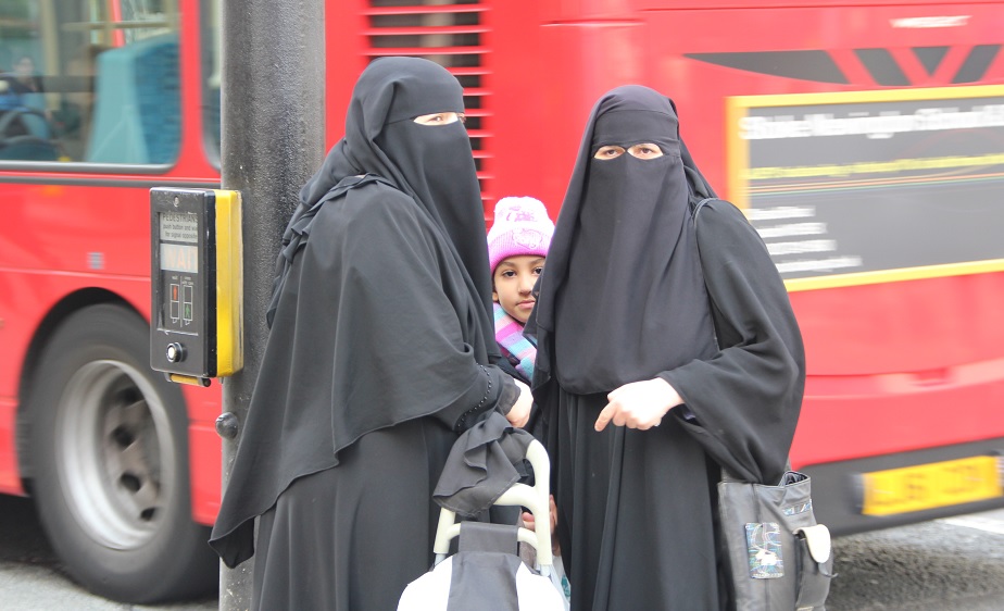 niqab barn