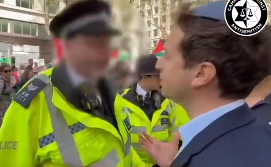 Artikelbild för artikeln VIDEO: Polis hotar gripa judisk man - "Du är ganska öppet judisk"