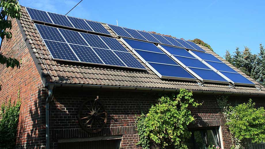Artikelbild för artikeln: Få vill ha solpaneler på taket - men snart blir det EU-tvång