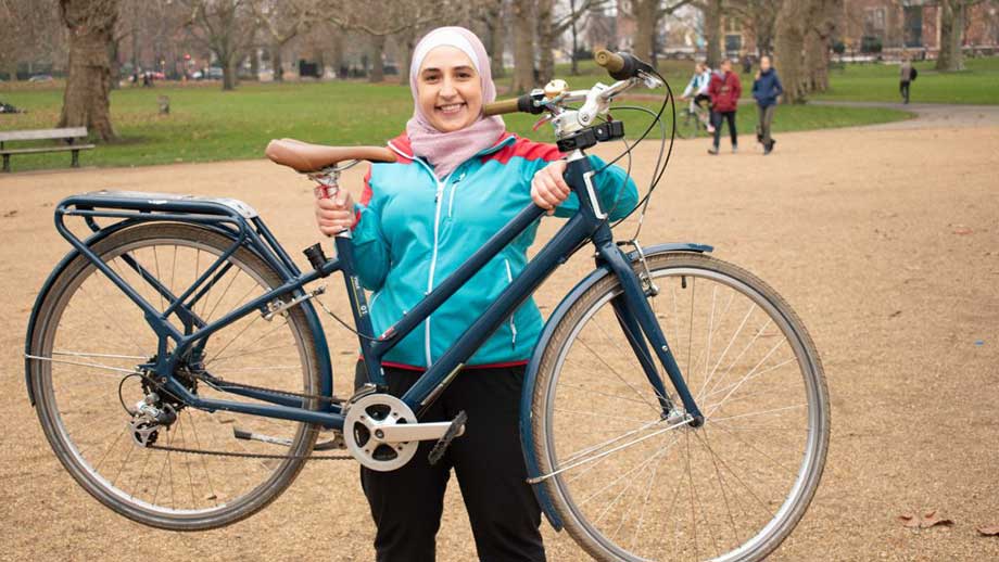Artikelbild för artikeln: "Socioekonomiskt utsatta kvinnor" ska få jobb - genom att lära sig cykla