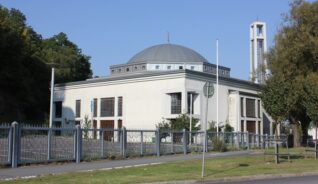 Artikelbild för artikeln Muslimsk skola stängdes ned - hyr nu ut lokaler illegalt till moské