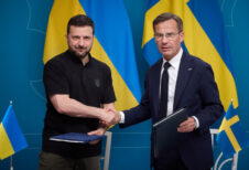 Artikelbild för artikeln: Svenska skattebetalare täcker upp i Ukrainas budget - skänker 750 miljoner